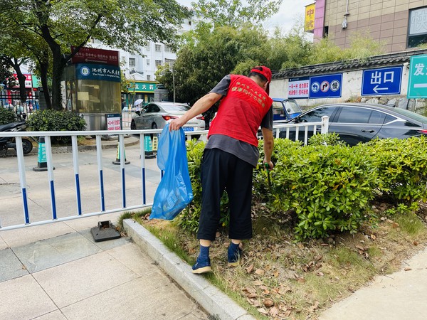 【8月27日,池州市人民医院组织20余名党员志愿者在院内开展“美好家园 清白行动”为主题的志愿服务活动】照片1.jpeg