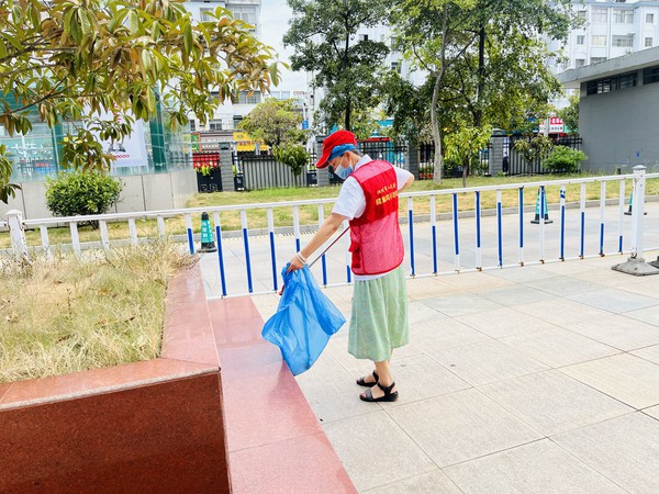 【8月27日,池州市人民医院组织20余名党员志愿者在院内开展“美好家园 清白行动”为主题的志愿服务活动】照片2.jpeg
